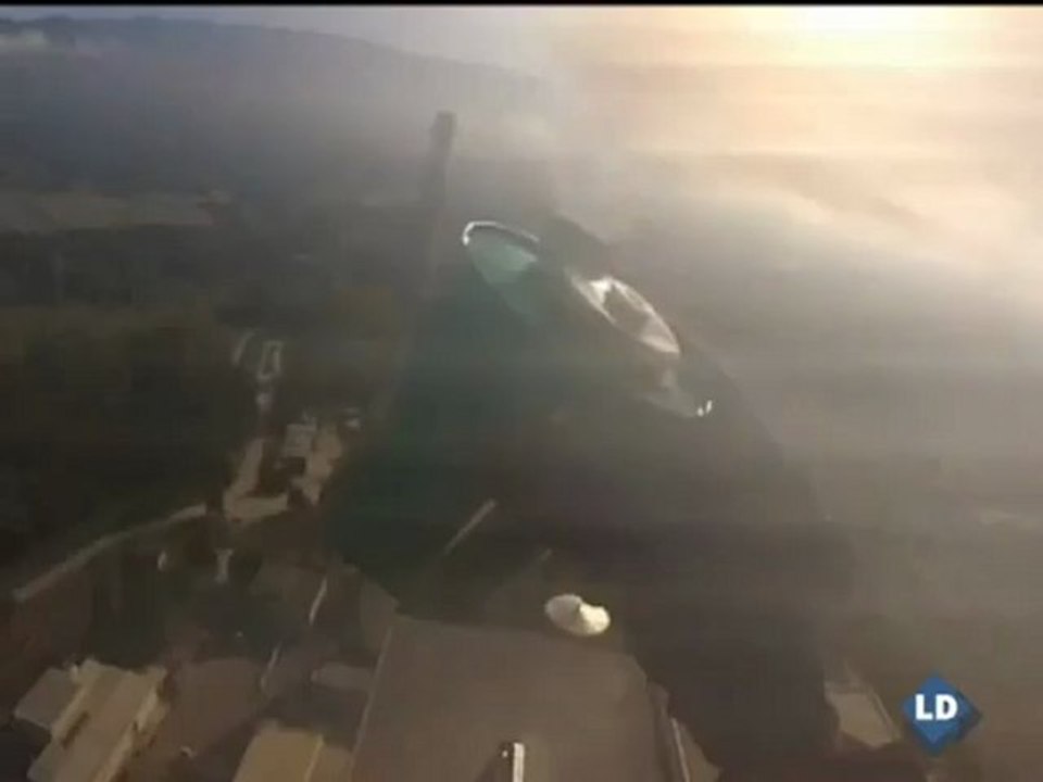 Miembros de Greenpeace sobrevuelan Garoña y la 'bombardean' con botes de humo