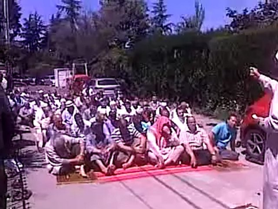 Thonon : privés de mosquée, les musulmans prient dans la rue - LE MESSAGER