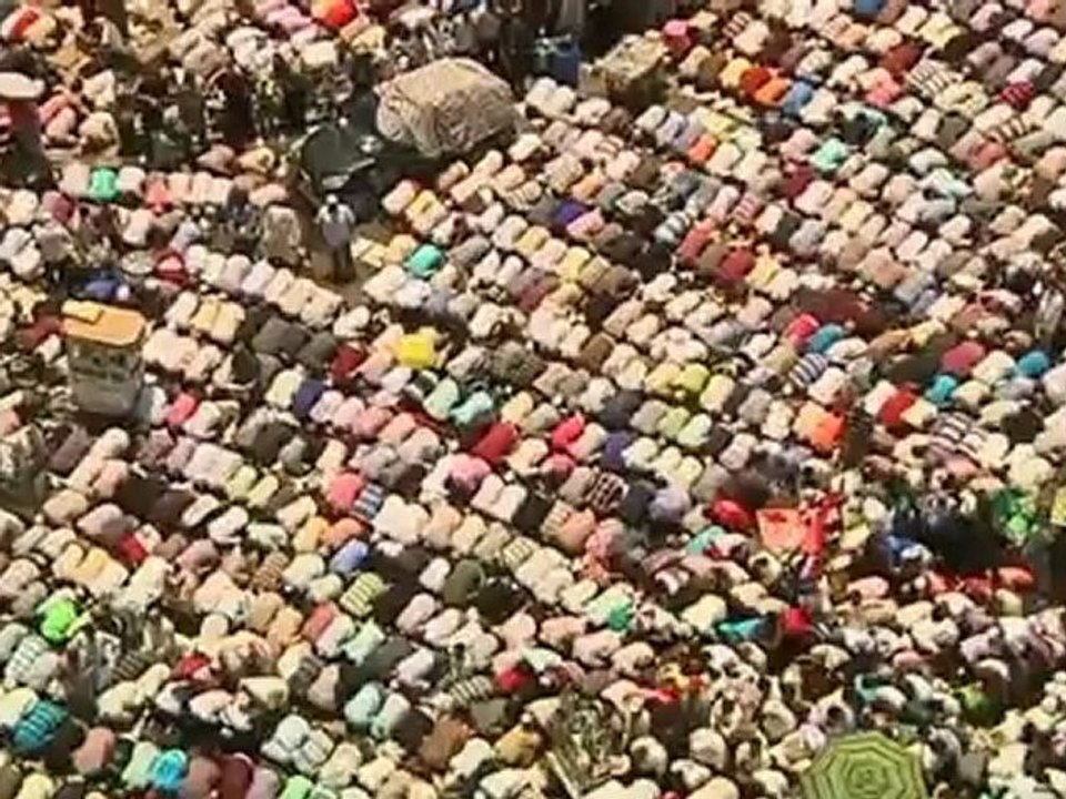 Thousands gather for Friday prayers in Tahrir Square