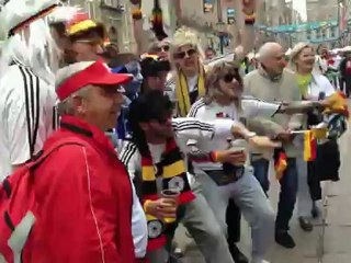 Γερμανοί φωνάζουν "Ελλάς Ελλάς"