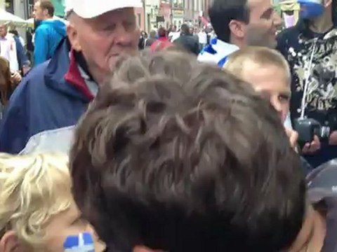 Παιδάκι βάφει το πρόσωπο τουη με ελληνική σημαία