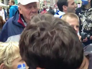 Παιδάκι βάφει το πρόσωπο τουη με ελληνική σημαία