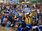 Έλληνες και Γερμανοί φωνάζουν συνθήματα υπέρ των εθνικών τους ομάδων