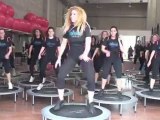 Monya fitness balla sul trapolino elastico nella sua palestra ALBESE FITNESS CENTER