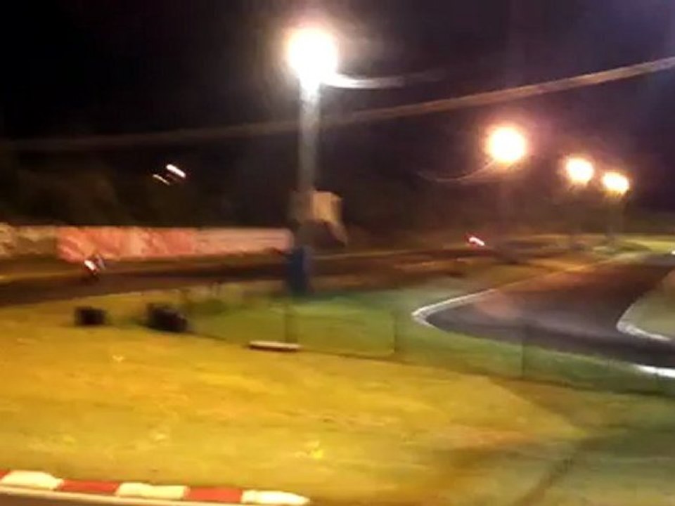 roulage sur circuit de nuit