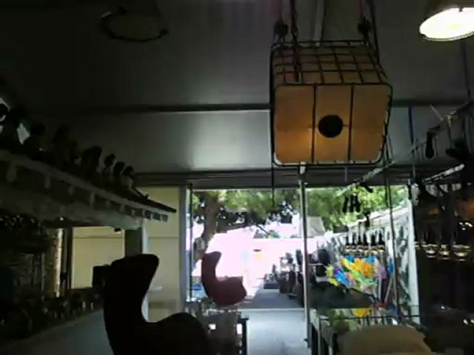 Superstore contemporain ibizensco : le défilé des poupées