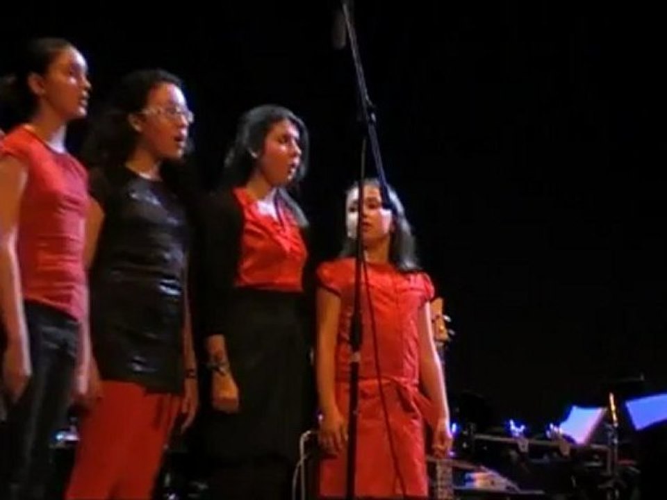 Victoria Canta Caresse sur l'ocean con el coro de Allegro Piccolo