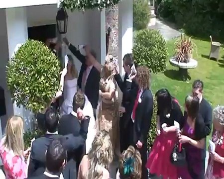 Mamie balance son verre sur la robe de mariée