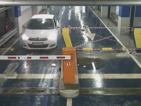 Femme au volant fonce dans la barrière de parking
