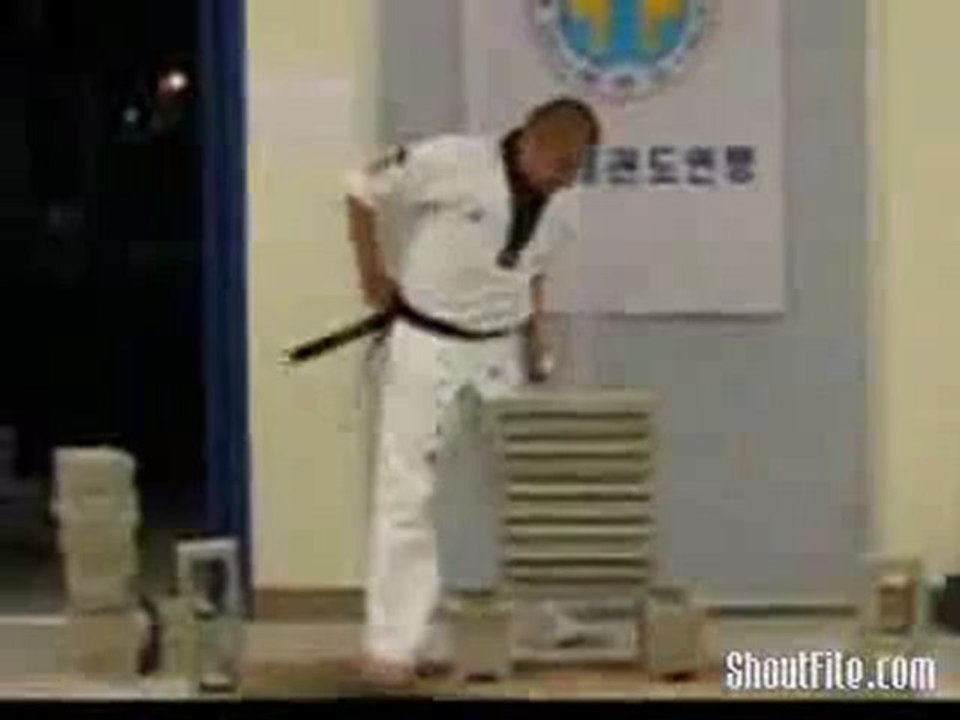 Beeindruckender karateschlag