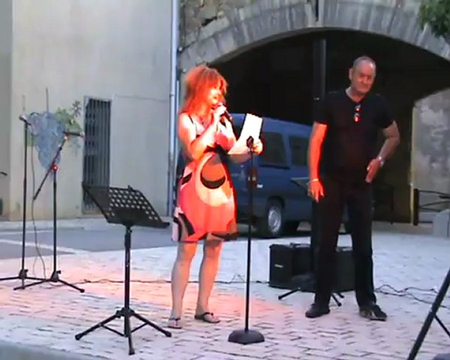 maman et moi nous lisons les textes qu'on a écrit pour l'anniversaire de ma copine et prof de chant Cathy