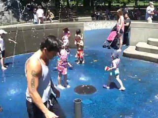 Victoria dans les jets d'eau