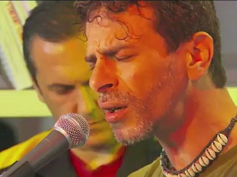 Amazigh Kateb chante «Bonjour»