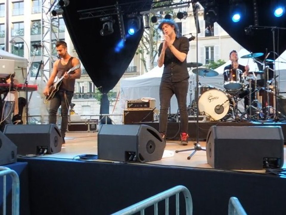 Julian Perretta - We Don't Need A Lovesong @ Neuilly