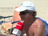 Los barceloneses palian el calor en la playa