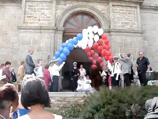 lâché de ballon à la sortie d' église de ménéac (19)