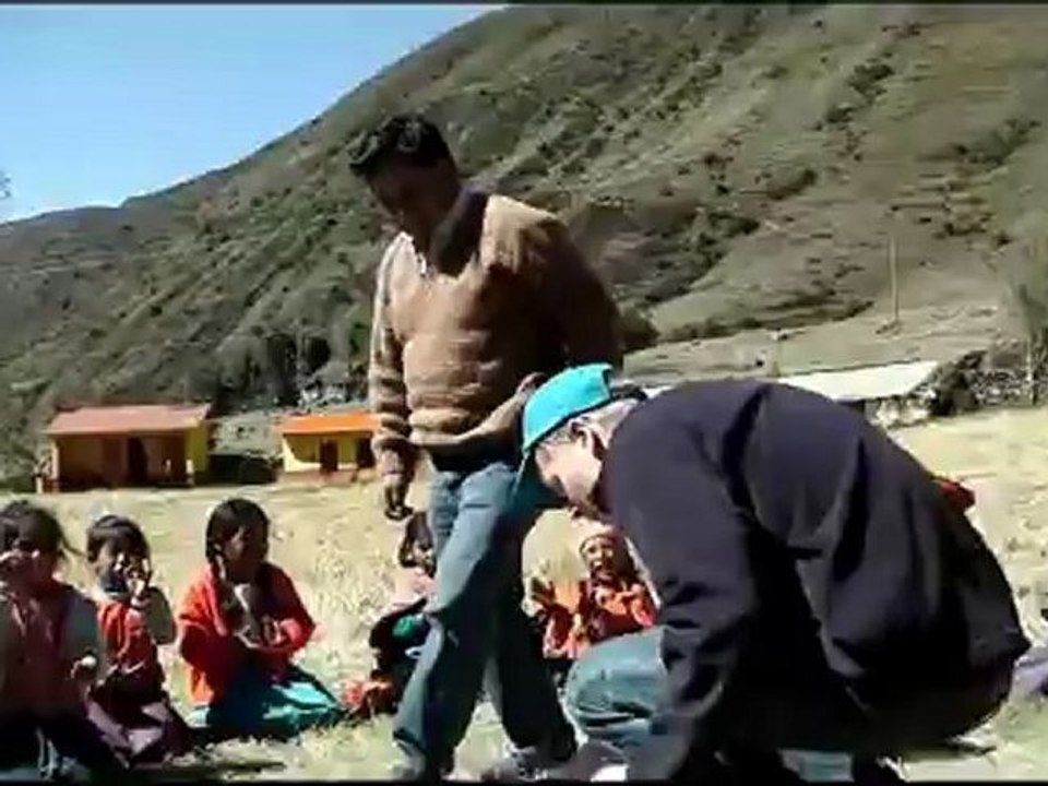 Distribution de jouets aux enfants de Quishuarani