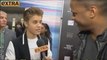 Justin Bieber e Scooter Braun entrevistados pelo Extra