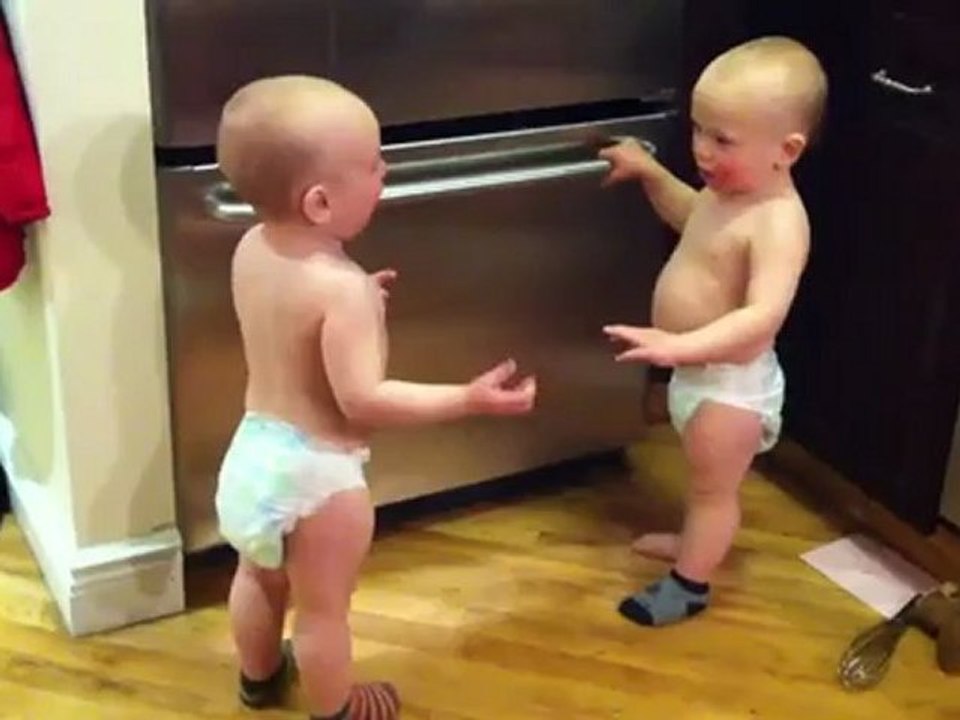 Des bébés jumeaux en pleine discussion