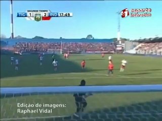 Argentino quase faz gol espetacular do meio-campo