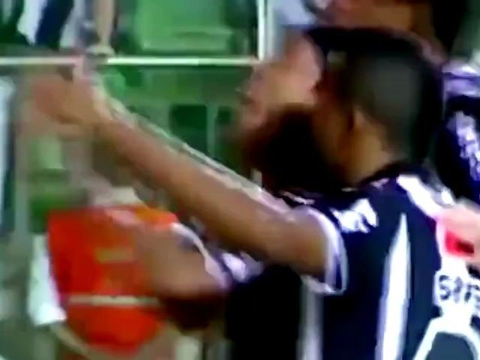El primer gol de Ronaldinho con Atlético Mineiro
