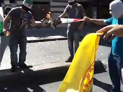 Syria فري برس دمشق احراق صورة البطة وعلم حزب اللات في كورنيش الميدان 24 6 2012 Damascus