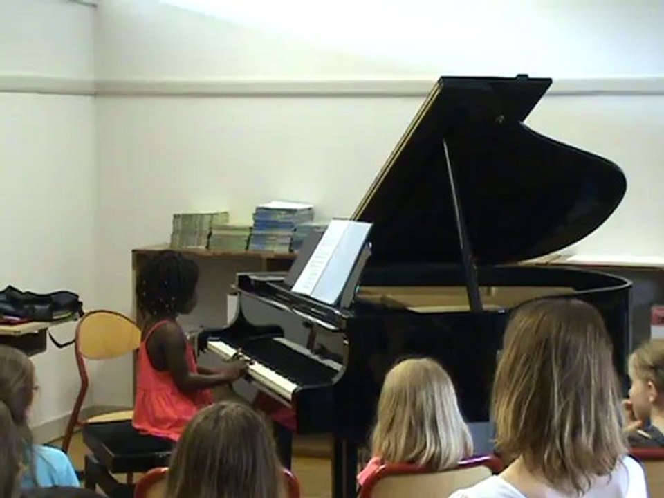 M2U00980 Petits pas : élève au piano