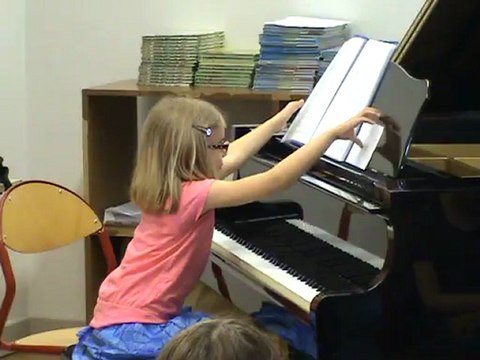 M2U00982 Ah vous dirais je maman : élève au piano