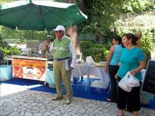 Füsun & Sıtkı Anadol'dan Komşularına Lokma İkramı