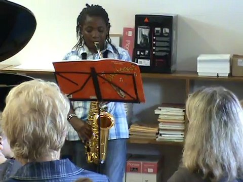 M2U01002 Un élève au saxo. Audition des élèves des Ateliers Musicaux de Scy Chazelles en mai 2012