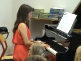 M2U01012 Paparazzi. Une élève pianiste. Audition des élèves des Ateliers Musicaux de Scy Chazelles en mai 2012