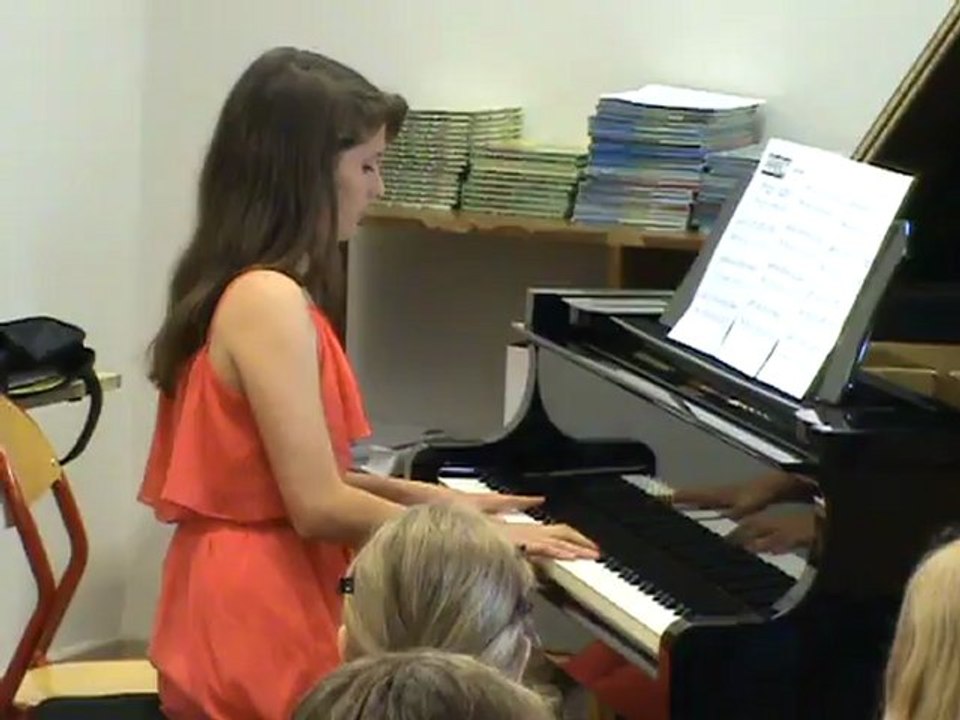 M2U01012 Paparazzi. Une élève pianiste. Audition des élèves des Ateliers Musicaux de Scy Chazelles en mai 2012