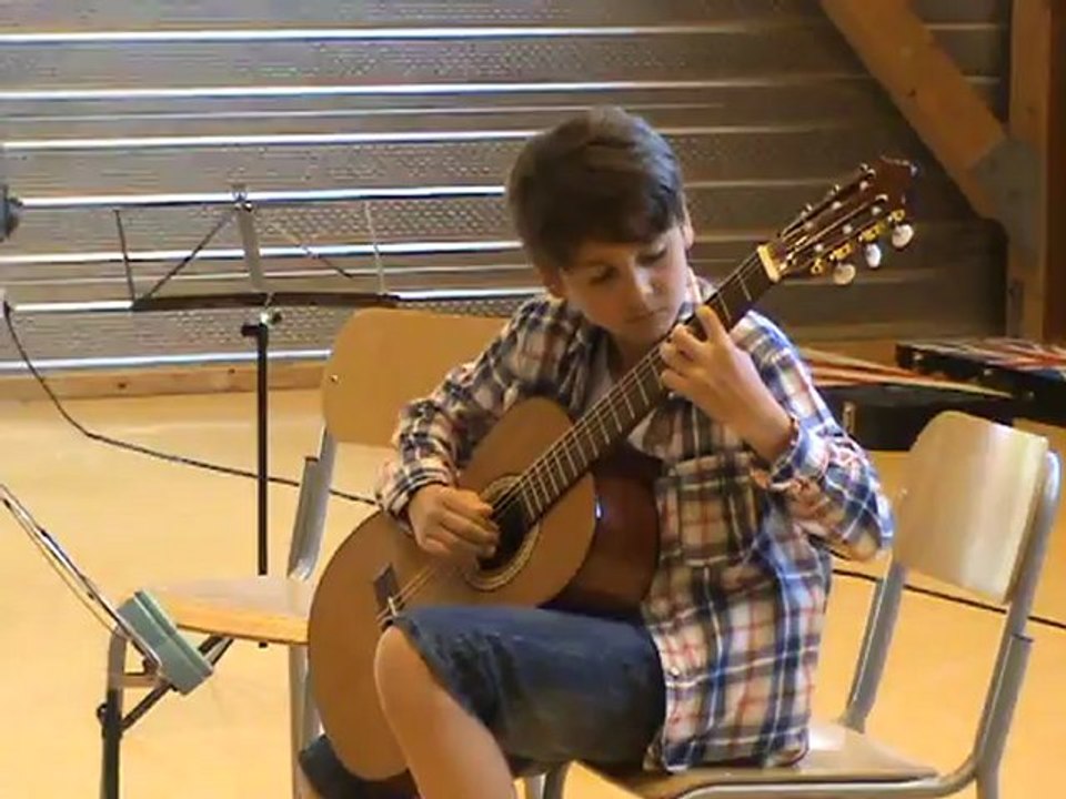 M2U01057 . Tango en herbe de Tisserand. Un élève guitariste. Audition des élèves des Ateliers Musicaux de Scy Chazelles en mai 2012