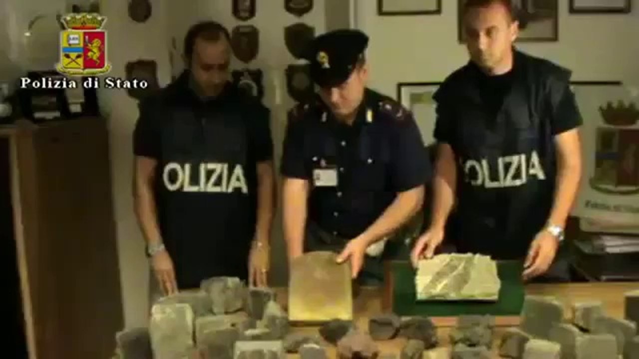 Roma - Sanpietrini souvenir di Roma antica sequestrati a Fiumicino (23.06.12)