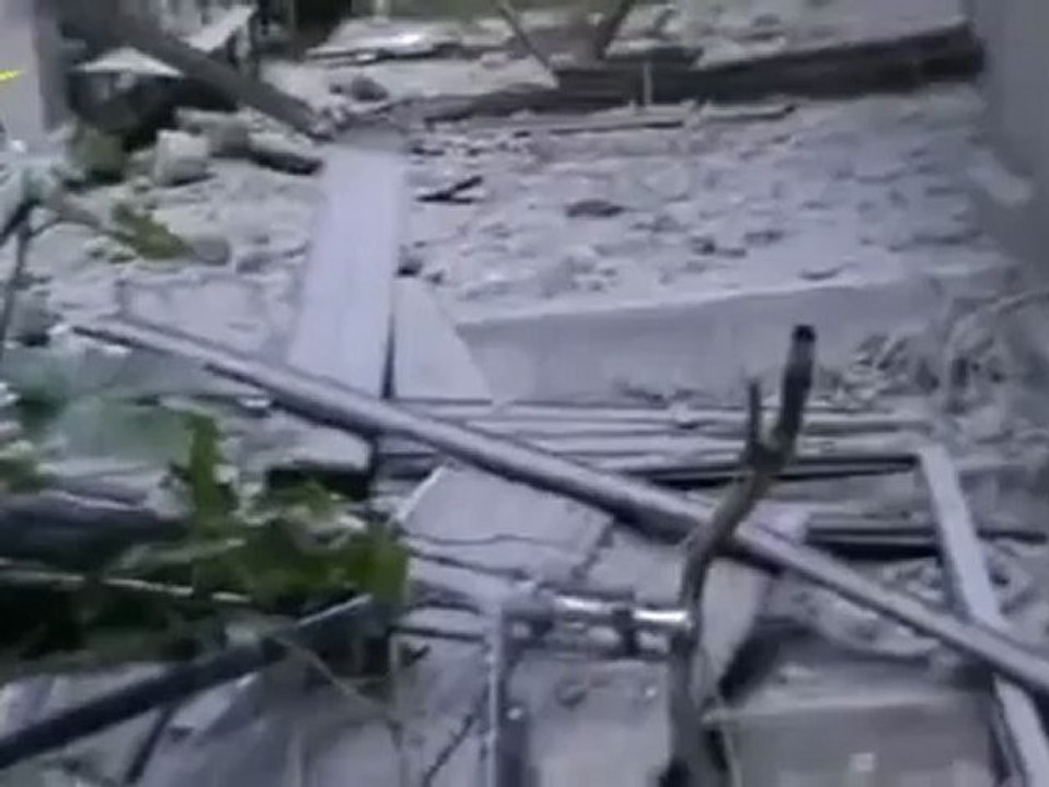 Syria فري برس  حمص اثار الدمار داخل منازل المدنيين بسبب القصف الوحشي الذي يتعرض له حي الخالدية بحمص  24 6 2012 Homs