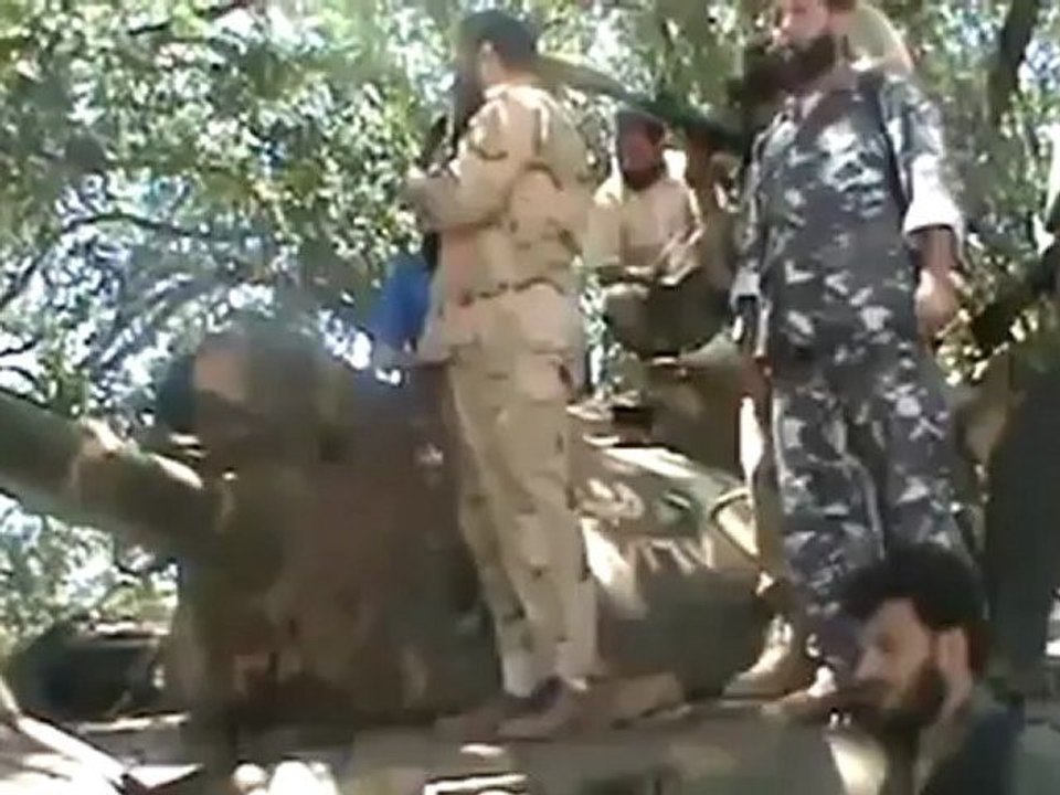 Syria فري برس احد أبطال الجيش الحر يؤذن بصوت رائع   على ظهر دبابة Syria