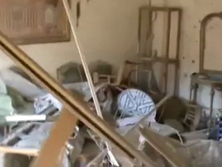 Télécharger la video: Syria فري برس حمص القصور  تدمير منزل بالكامل من جراء قذيفة دبابة  ت72  24 6 2012 Homs