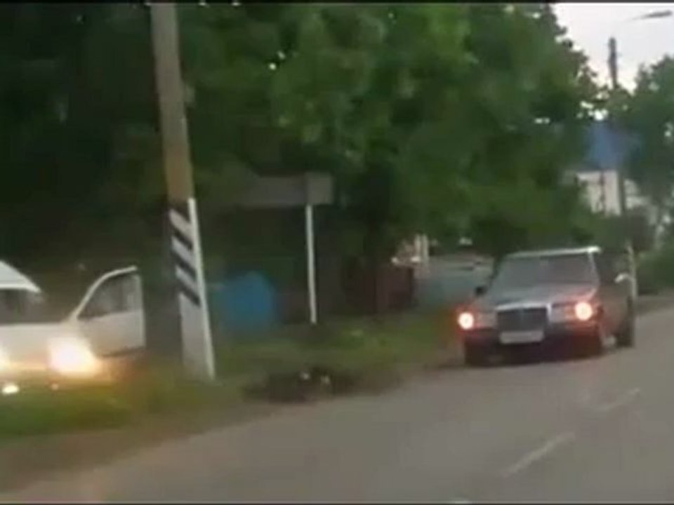 Il heurte un poteau et se fait éjecter