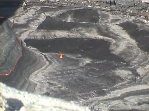 Jeter une poubelle dans un volcan