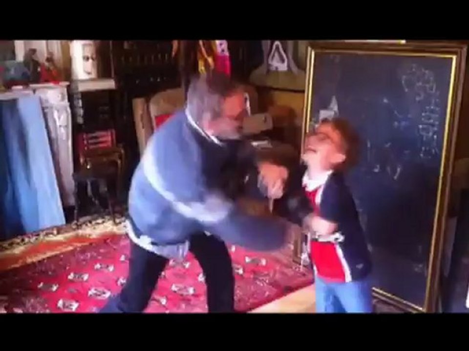 "Le dernier K.O. de Fernando Arrabal" ,80 ans vs 5 ans= deux arrabeaux ,attention les yeux...Fernando Arrabal comme vous l avez jamais vu.