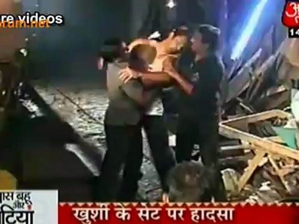 Baal Baal Bache Arnab ! - Iss Pyaar Ko Kya Naam Doon