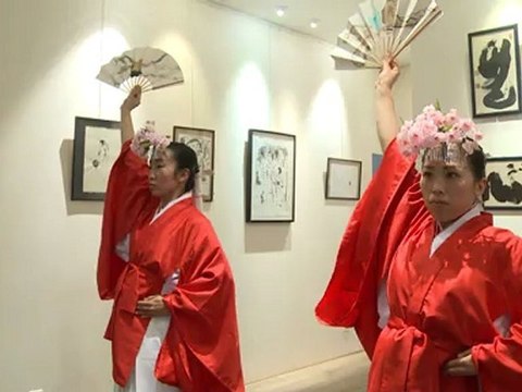miko-mai danse traditionnelle shinto du Japon / traditionnal japanese shrine maiden dance in Paris