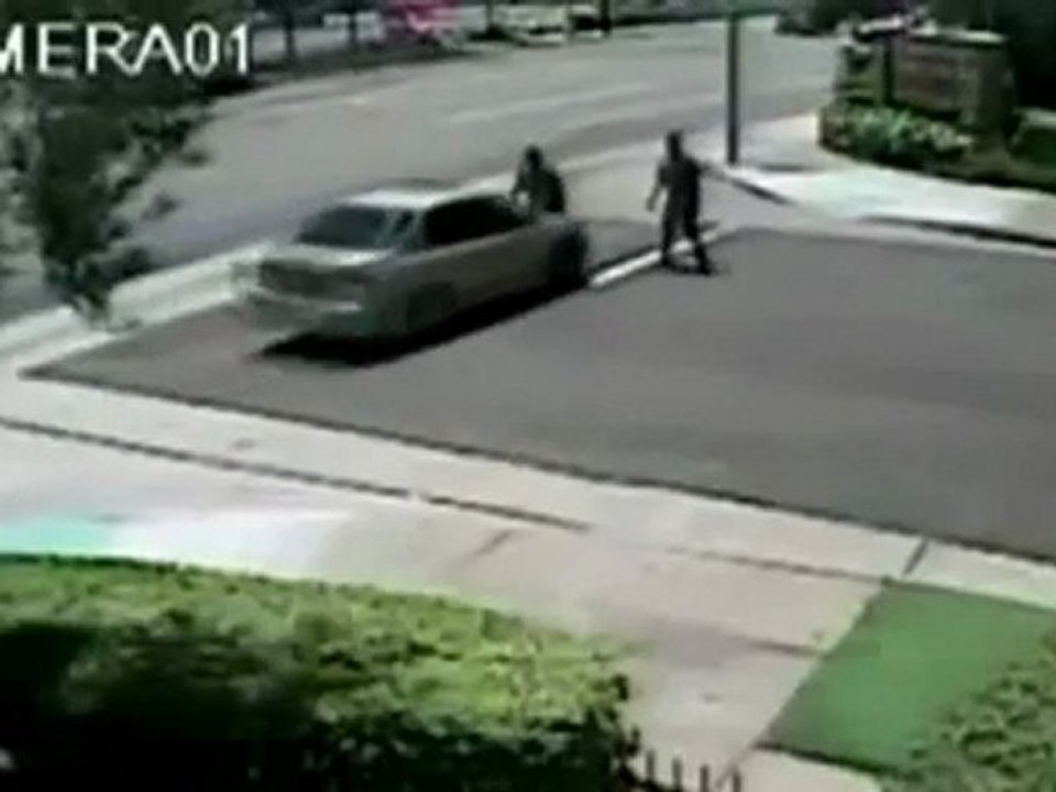 Jovem é lançado ao ar em atropelamento na Califórnia!!