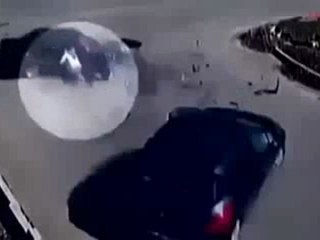 Homem é ejetado de carro em acidente e sai andando!!