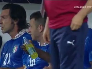 Δεν μπορεί να απολαύσει το αναψυκτικό του ο Μπαλοτέλι!