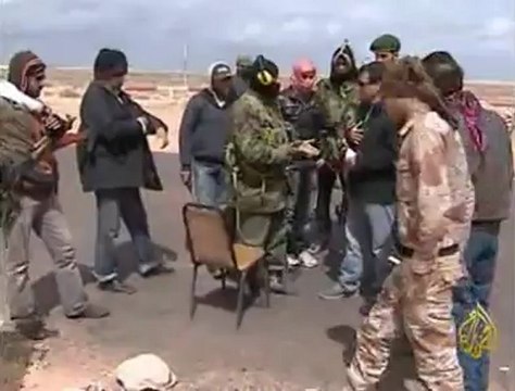 كتائب القذافي تقصف الثوار براجمات الصواريخ