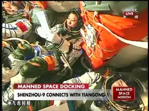 [China] Crew Perform First Manual Docking (24th June 2012)