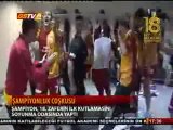 Galatasaraylı futbolcular, kolbastı oynayarak şampiyonluklarını kutladı