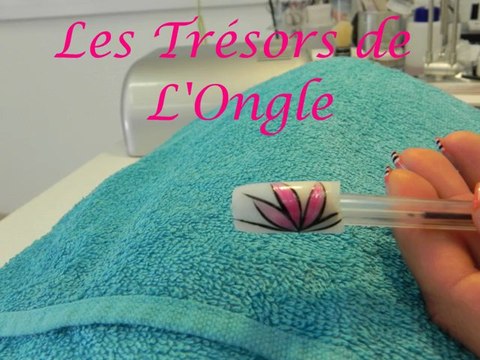 nail art fleur les trésors de l'ongle