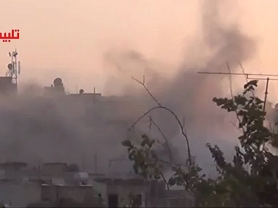 Syria فري برس  حمص تلبيسة قصف شديد بالمدفعية على المنازل فجر 26 6 2012 Homs